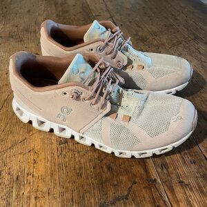 Women’s On Cloud Size 8